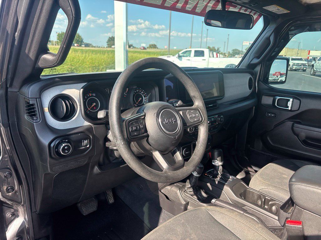 Used 2025 Jeep Gladiator Sport AWD/4WD image 11