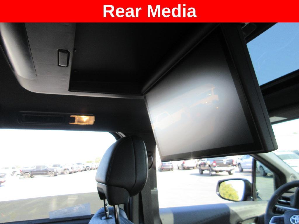 Used 2025 Toyota Sienna XLE Woodland Edition AWD/4WD image 17