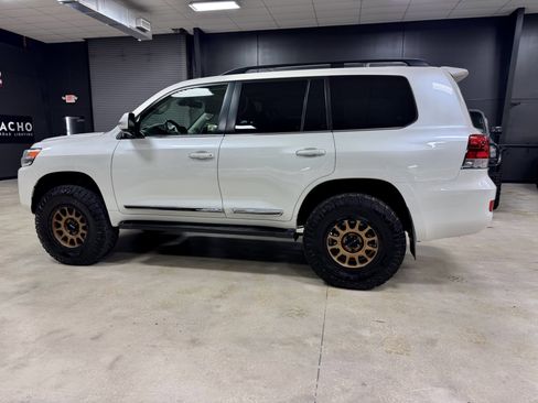 Used 2019 Toyota Land Cruiser w/ Preferred Accessory Package image 12
