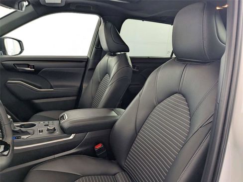 Used 2025 Toyota Highlander XSE image 14