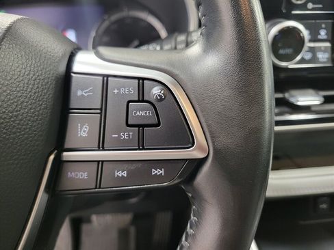 Used 2021 Toyota Highlander XLE AWD/4WD image 32