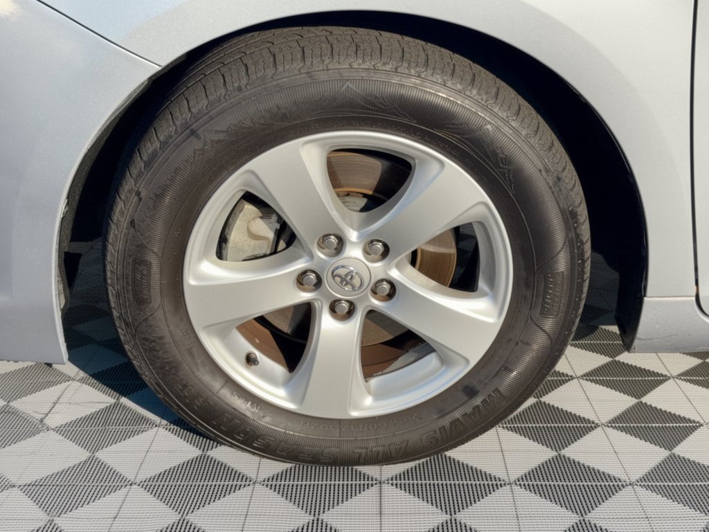 Used 2015 Toyota Sienna LE FWD image 13