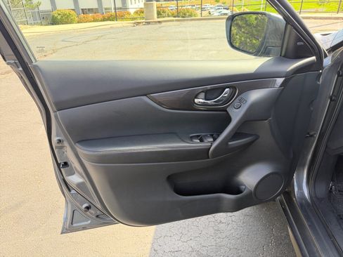 Used 2019 Nissan Rogue SV AWD/4WD image 13