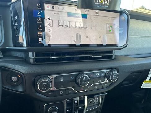 New 2026 Jeep Gladiator Sport AWD/4WD image 25