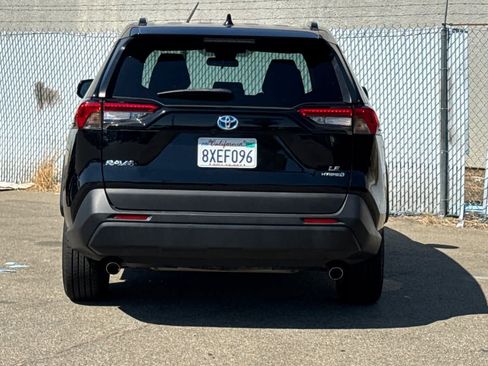 Used 2021 Toyota RAV4 LE AWD/4WD image 4