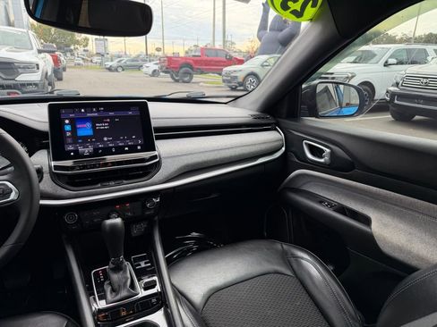 Used 2023 Jeep Compass Latitude image 32