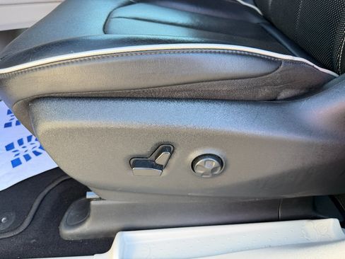 Used 2023 Chrysler Pacifica Limited FWD image 45