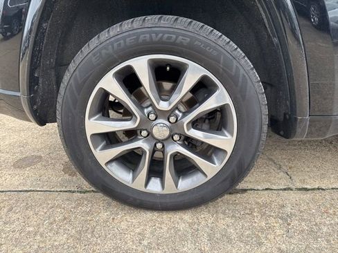 Used 2017 Jeep Grand Cherokee Overland w/ Jeep Active Safety Group image 38