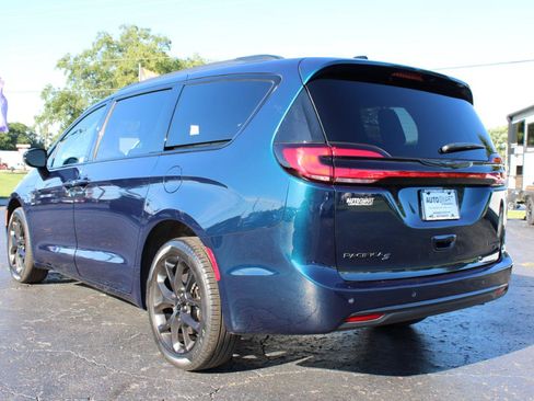Used 2023 Chrysler Pacifica Limited w/ Uconnect Theater Family Group AWD/4WD image 11
