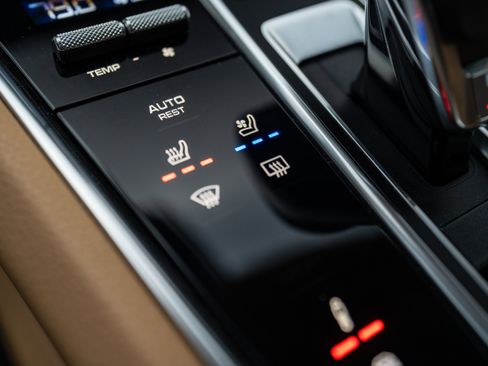 Used 2020 Porsche Panamera 4 image 33