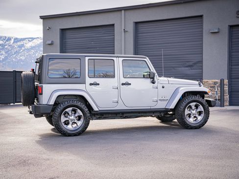 Used 2016 Jeep Wrangler Unlimited Sahara w/ Connectivity Group image 6