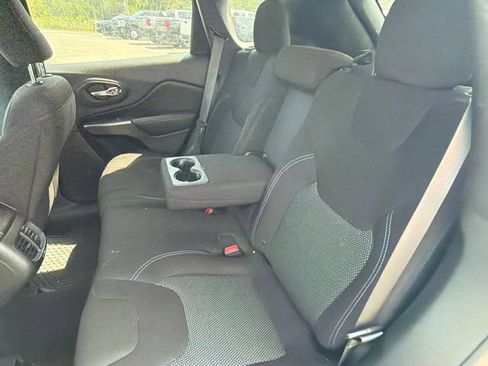 Used 2019 Jeep Cherokee Latitude w/ Cold Weather Group FWD image 5