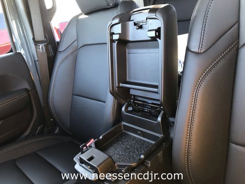 New 2025 Jeep Gladiator Sport image 18