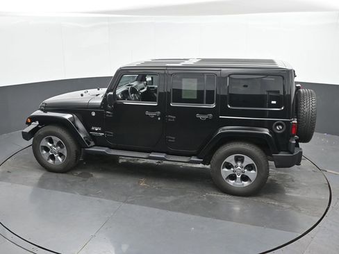 Used 2018 Jeep Wrangler Unlimited Sahara w/ Connectivity Group AWD/4WD image 33