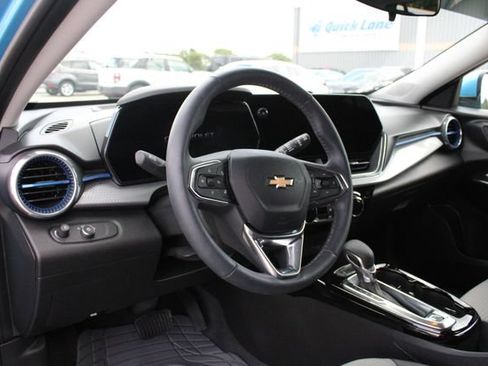 Used 2025 Chevrolet Trax LT w/ Driver Confidence Package FWD image 2