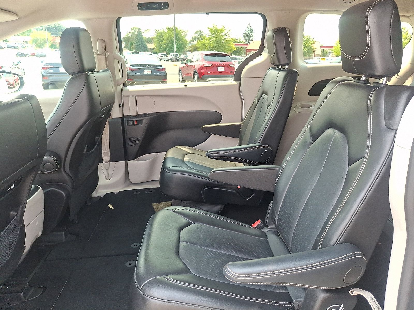 Used 2024 Chrysler Pacifica Touring-L FWD image 10