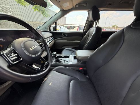Used 2026 Kia Carnival FWD image 25
