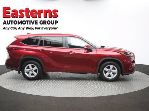 Used 2023 Toyota Highlander LE AWD/4WD image 46