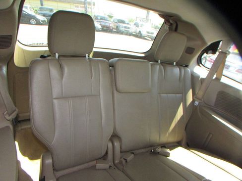 Used 2015 Chrysler Town & Country Touring image 25