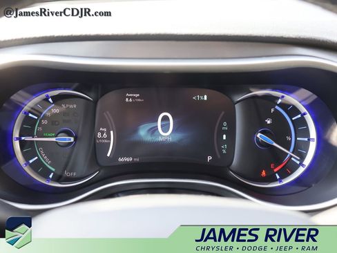 Used 2023 Chrysler Pacifica Touring-L image 28