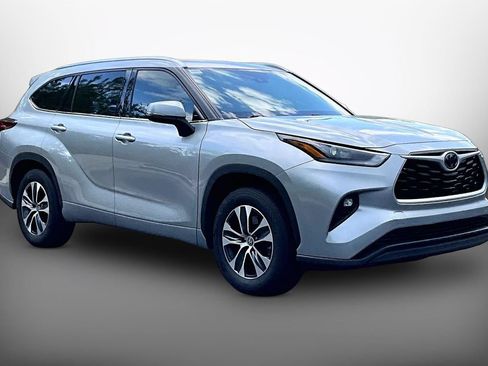 Used 2021 Toyota Highlander XLE FWD image 2