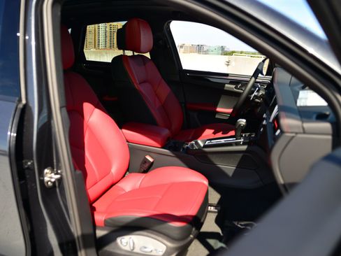 Certified 2026 Porsche Macan AWD/4WD image 21