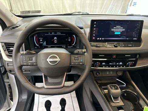 Certified 2025 Nissan Rogue Platinum image 3