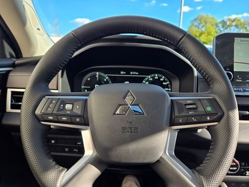 New 2025 Mitsubishi Outlander SE image 30