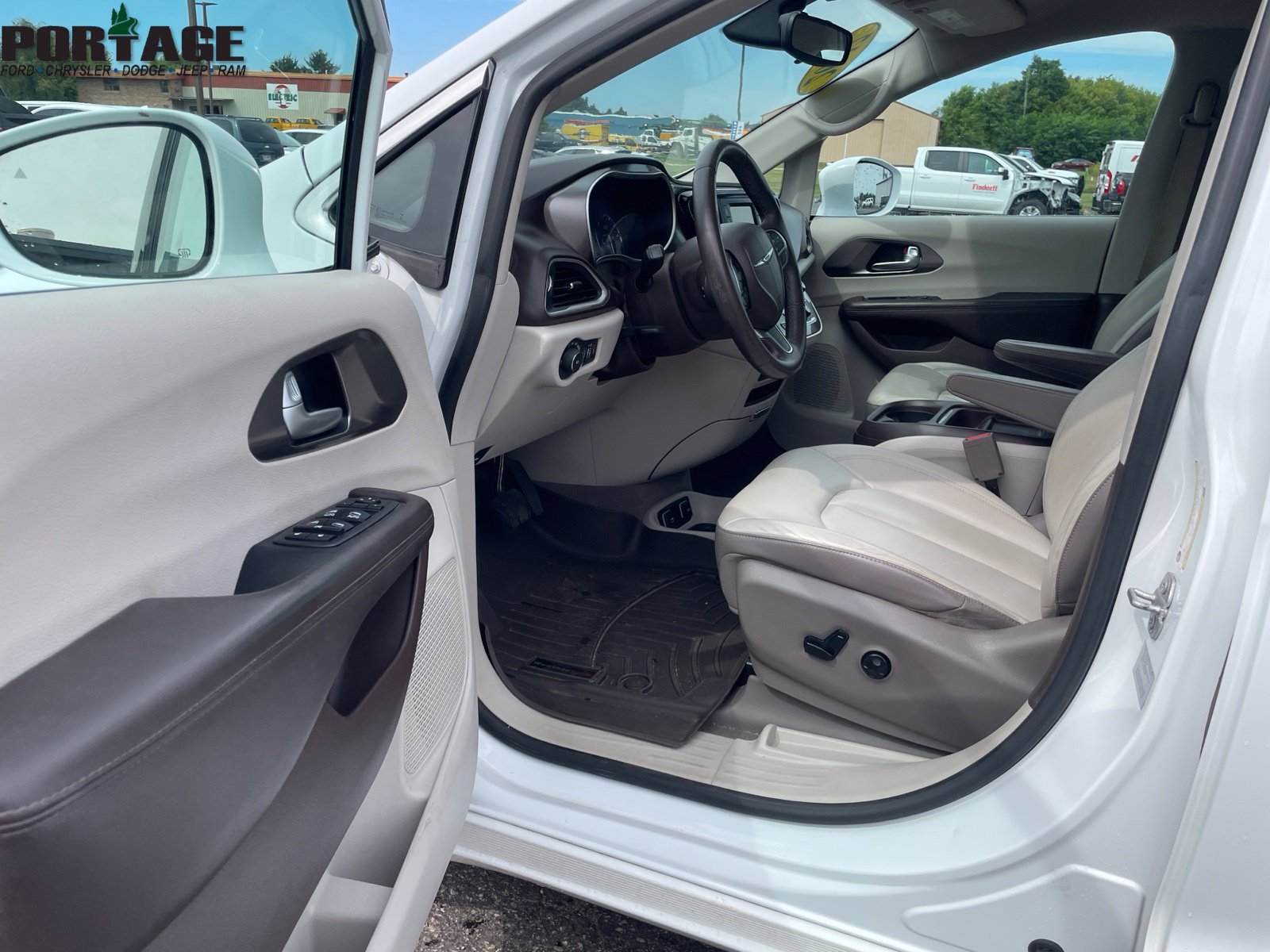 Used 2017 Chrysler Pacifica Touring-L FWD image 11