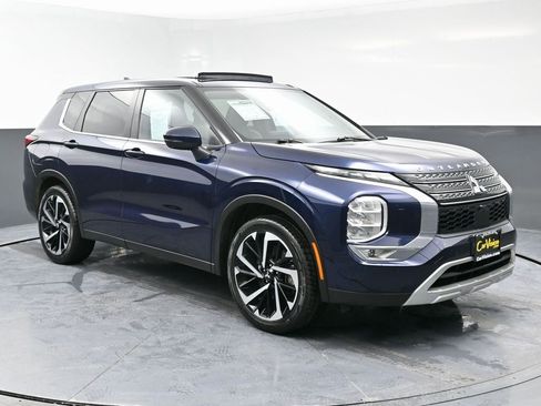 Used 2023 Mitsubishi Outlander SE image 3