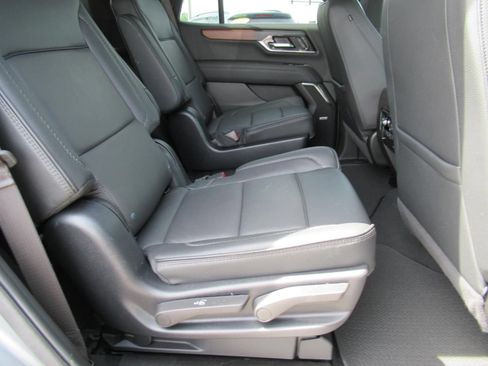 Used 2025 GMC Yukon Denali AWD/4WD image 32