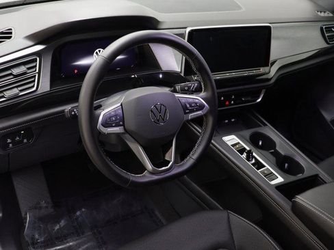 Used 2025 Volkswagen Atlas Cross Sport SE image 6