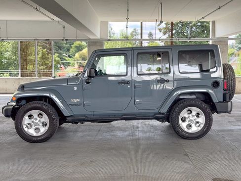 Used 2014 Jeep Wrangler Unlimited Sahara w/ Connectivity Group AWD/4WD image 8