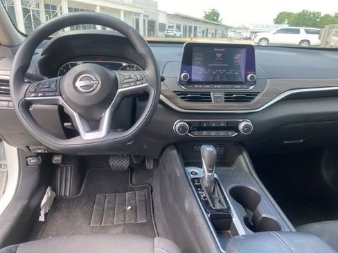 Used 2025 Nissan Altima 2.5 SV FWD image 19