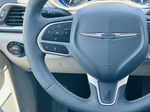 Used 2024 Chrysler Pacifica Touring-L FWD image 17