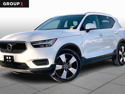 Used 2019 Volvo XC40 T5 Momentum image 1