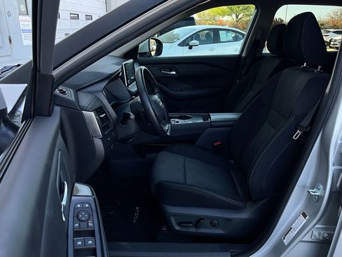 Used 2025 Nissan Rogue SV image 10