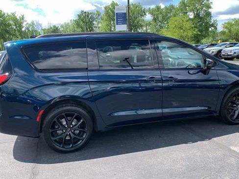 Used 2023 Chrysler Pacifica Limited w/ Uconnect Theater Family Group AWD/4WD image 6
