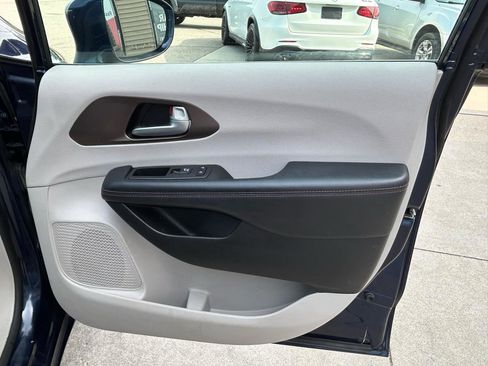 Used 2018 Chrysler Pacifica Touring-L w/ Tire & Wheel Group FWD image 15