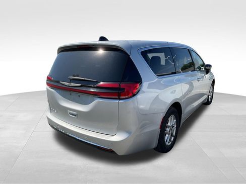 Used 2024 Chrysler Pacifica Touring-L FWD image 9