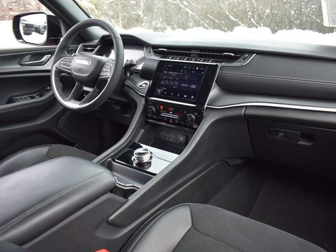 Used 2024 Jeep Grand Cherokee L Altitude image 33