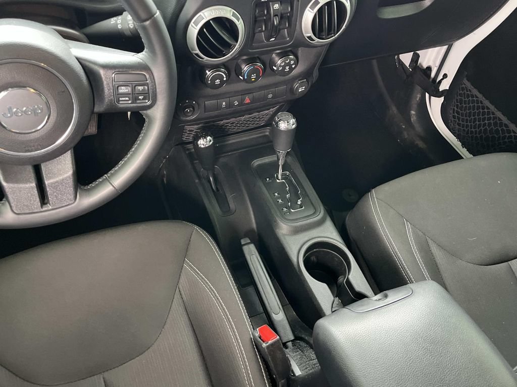Used 2016 Jeep Wrangler Unlimited Sahara w/ Connectivity Group AWD/4WD image 15