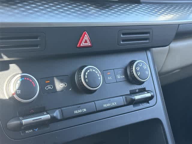 Used 2022 Kia Carnival LX FWD image 16