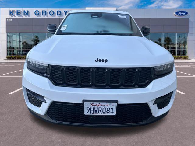 Used 2023 Jeep Grand Cherokee Altitude AWD/4WD image 3