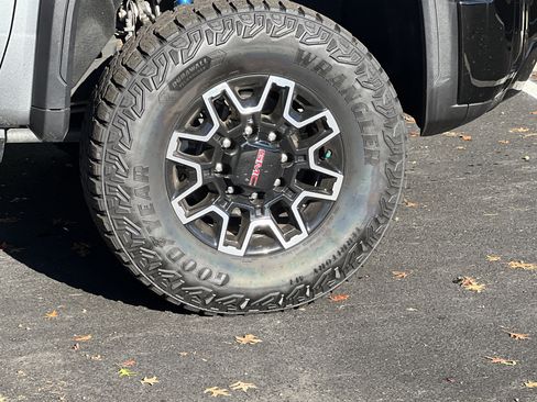 Used 2025 GMC Sierra 2500 AT4X image 13