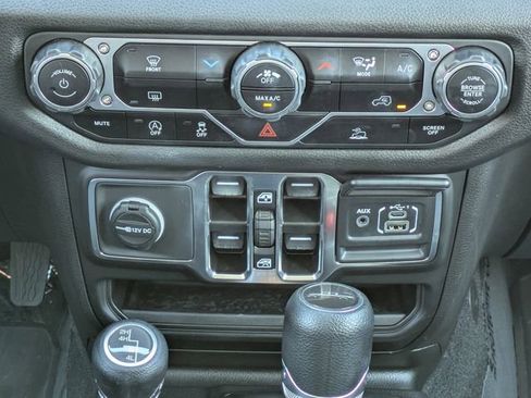 Certified 2024 Jeep Gladiator Sport AWD/4WD image 13