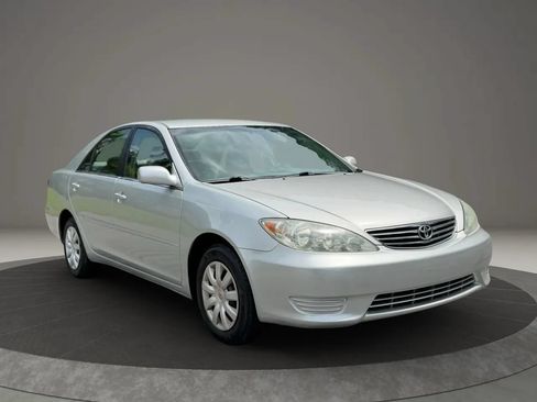 Used 2005 Toyota Camry LE FWD image 3