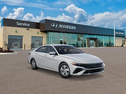 New 2026 Hyundai Elantra SE FWD image 2