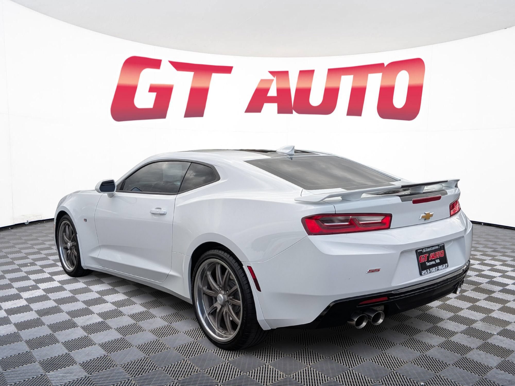 Used 2018 Chevrolet Camaro SS RWD image 3