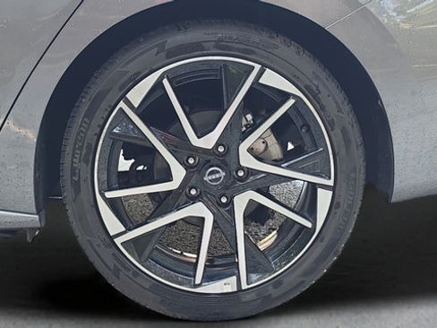 Used 2025 Nissan Sentra SR FWD image 19